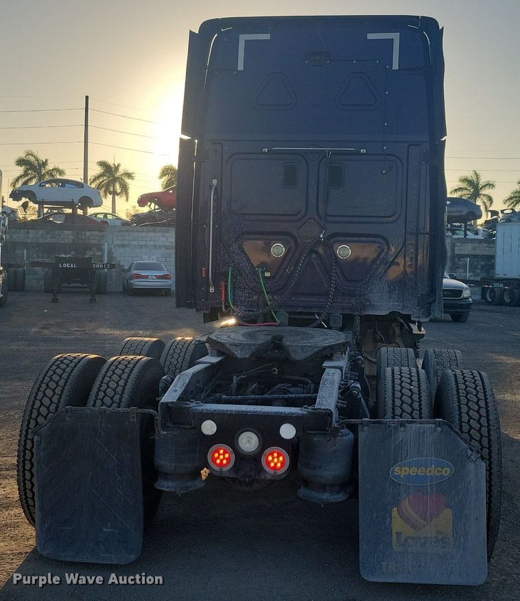 image for item MO9669 2015 Freightliner Cascadia 113  semi truck