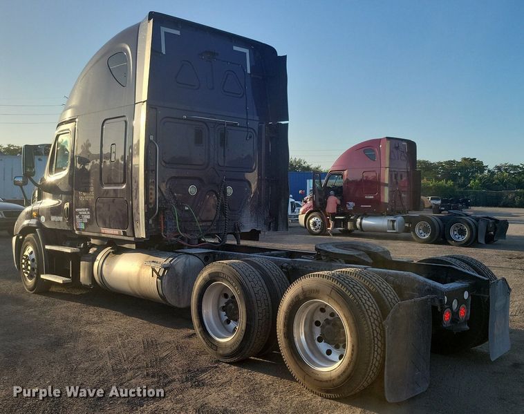 image for item MO9669 2015 Freightliner Cascadia 113  semi truck