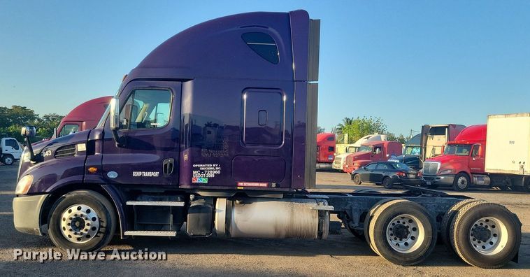 image for item MO9669 2015 Freightliner Cascadia 113  semi truck