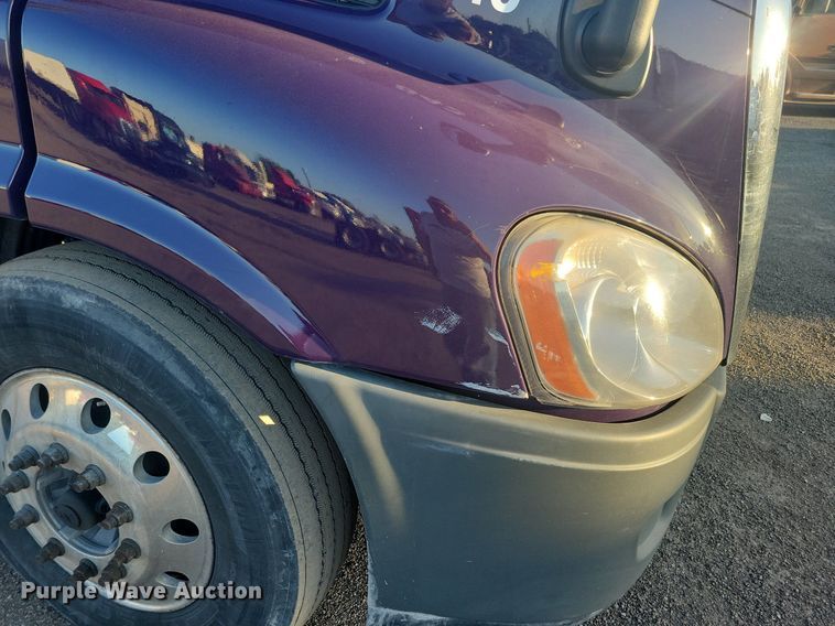 image for item MO9669 2015 Freightliner Cascadia 113  semi truck