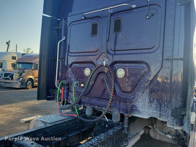 image for item MO9669 2015 Freightliner Cascadia 113  semi truck