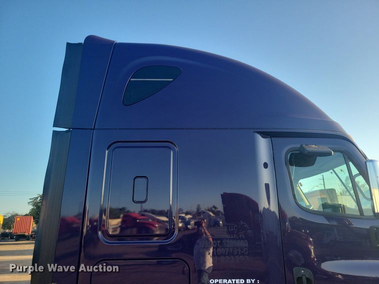 image for item MO9669 2015 Freightliner Cascadia 113  semi truck