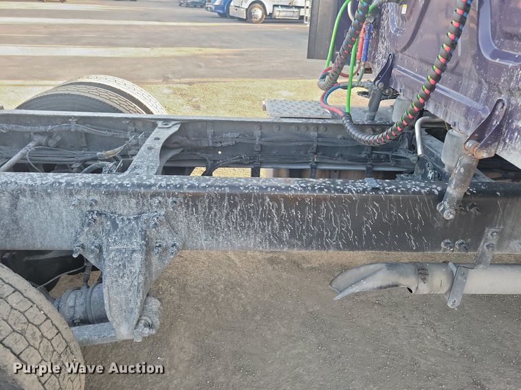 image for item MO9669 2015 Freightliner Cascadia 113  semi truck