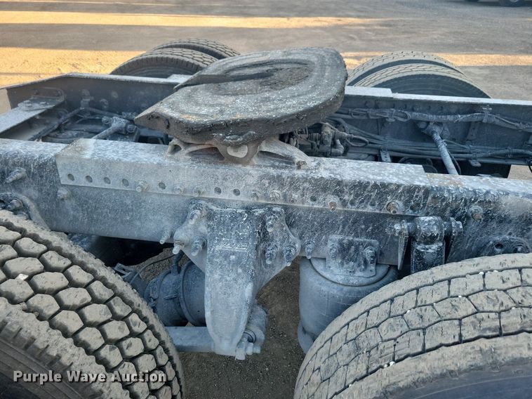 image for item MO9669 2015 Freightliner Cascadia 113  semi truck