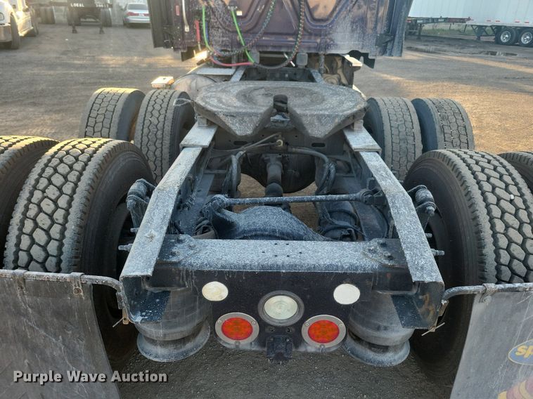 image for item MO9669 2015 Freightliner Cascadia 113  semi truck