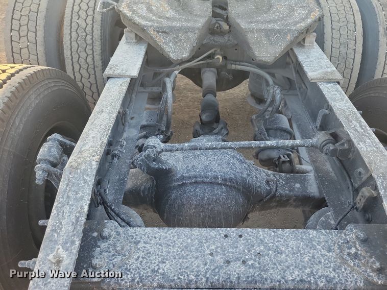 image for item MO9669 2015 Freightliner Cascadia 113  semi truck