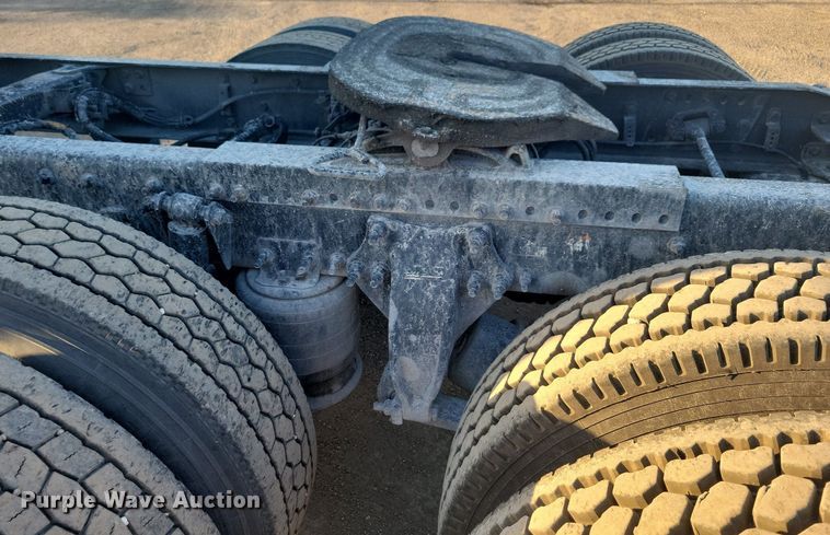 image for item MO9669 2015 Freightliner Cascadia 113  semi truck