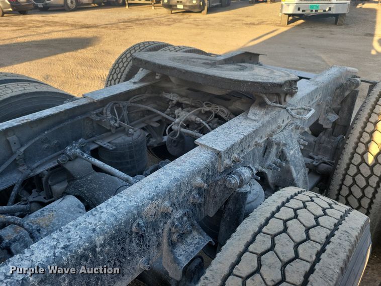 image for item MO9669 2015 Freightliner Cascadia 113  semi truck