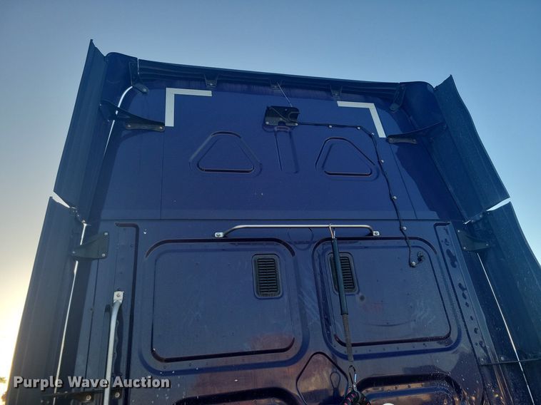 image for item MO9669 2015 Freightliner Cascadia 113  semi truck