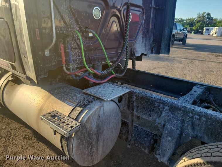 image for item MO9669 2015 Freightliner Cascadia 113  semi truck