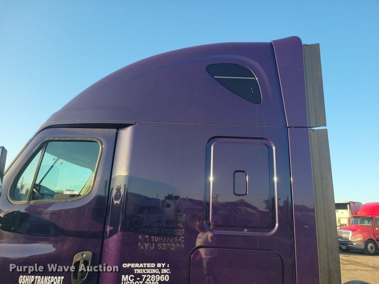 image for item MO9669 2015 Freightliner Cascadia 113  semi truck