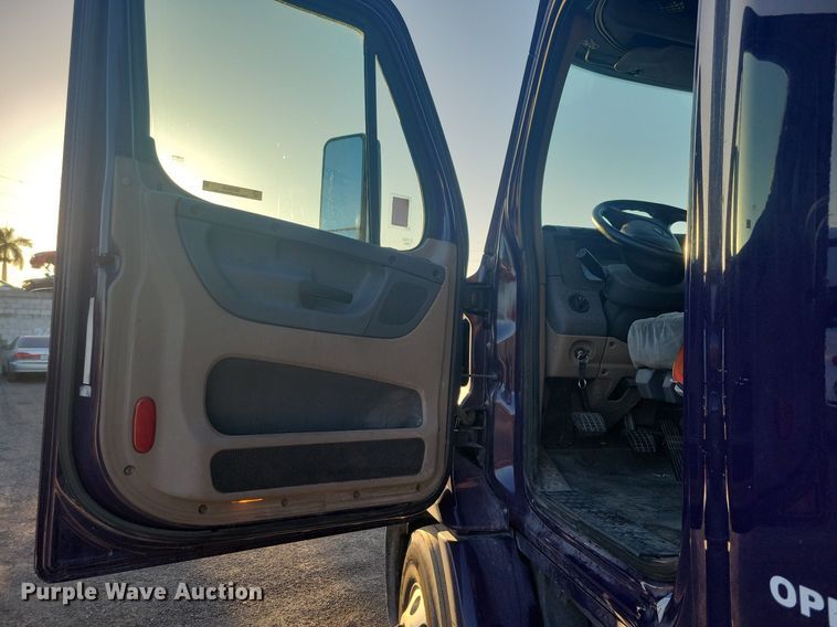 image for item MO9669 2015 Freightliner Cascadia 113  semi truck