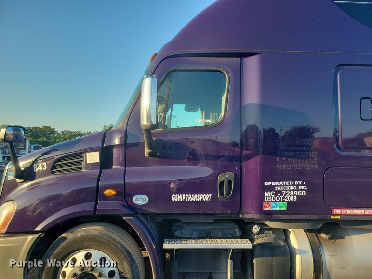 image for item MO9669 2015 Freightliner Cascadia 113  semi truck