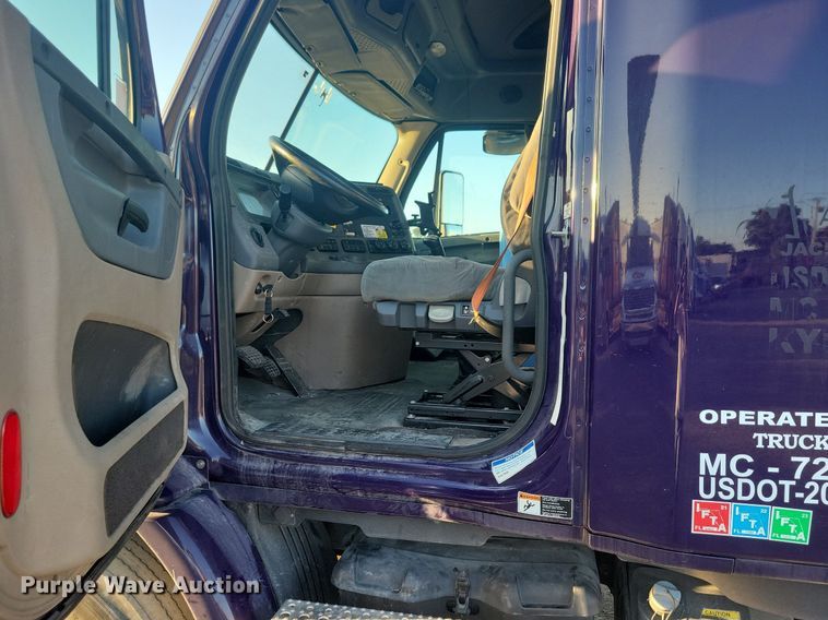 image for item MO9669 2015 Freightliner Cascadia 113  semi truck