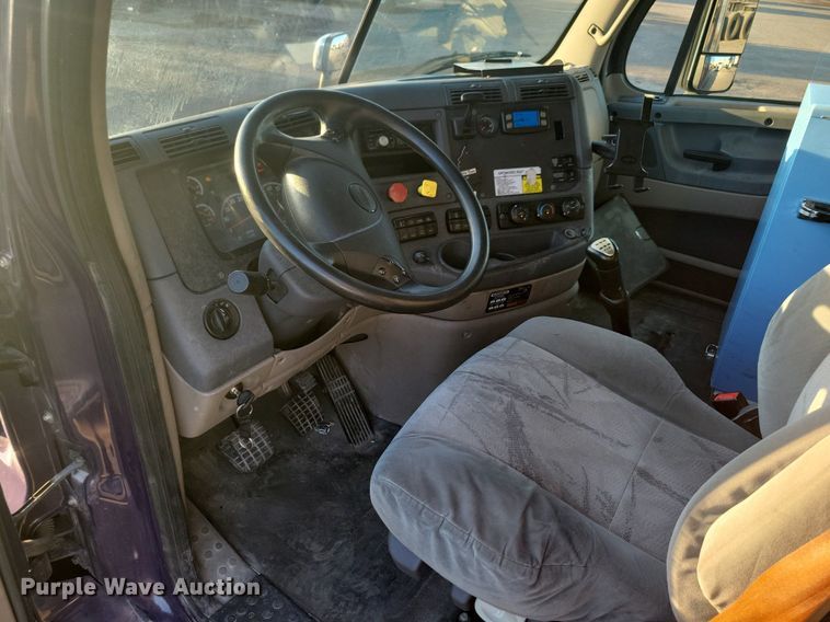 image for item MO9669 2015 Freightliner Cascadia 113  semi truck