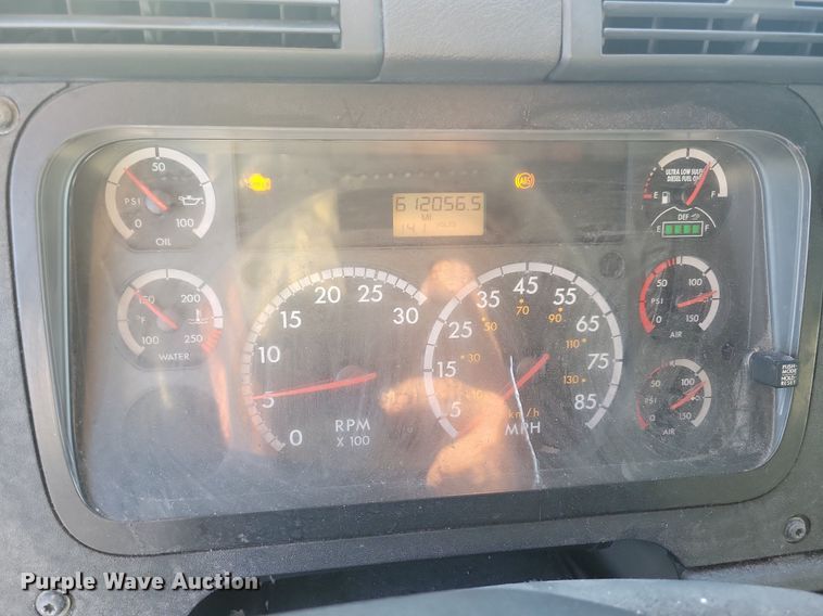 image for item MO9669 2015 Freightliner Cascadia 113  semi truck