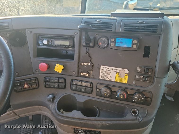 image for item MO9669 2015 Freightliner Cascadia 113  semi truck