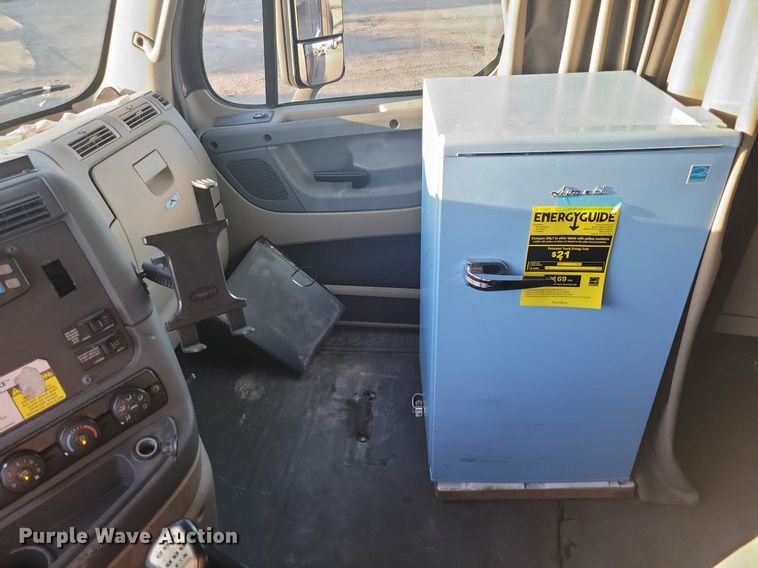 image for item MO9669 2015 Freightliner Cascadia 113  semi truck