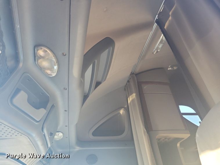 image for item MO9669 2015 Freightliner Cascadia 113  semi truck