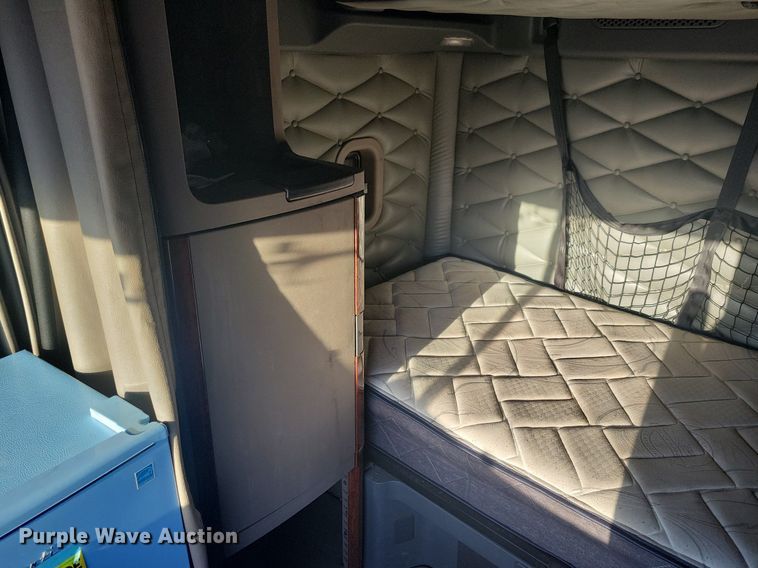 image for item MO9669 2015 Freightliner Cascadia 113  semi truck