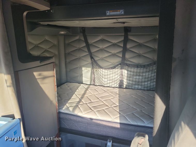 image for item MO9669 2015 Freightliner Cascadia 113  semi truck