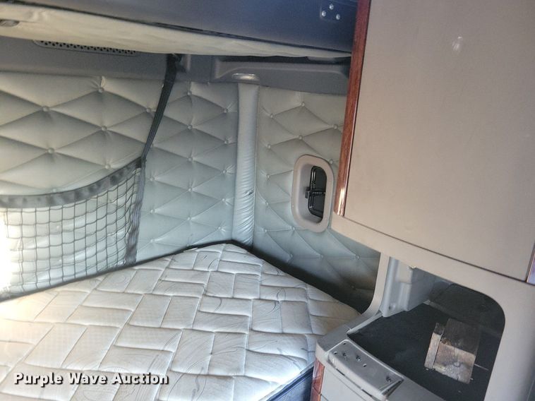 image for item MO9669 2015 Freightliner Cascadia 113  semi truck