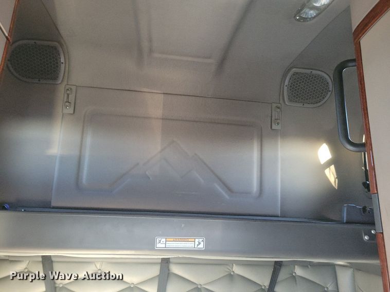 image for item MO9669 2015 Freightliner Cascadia 113  semi truck