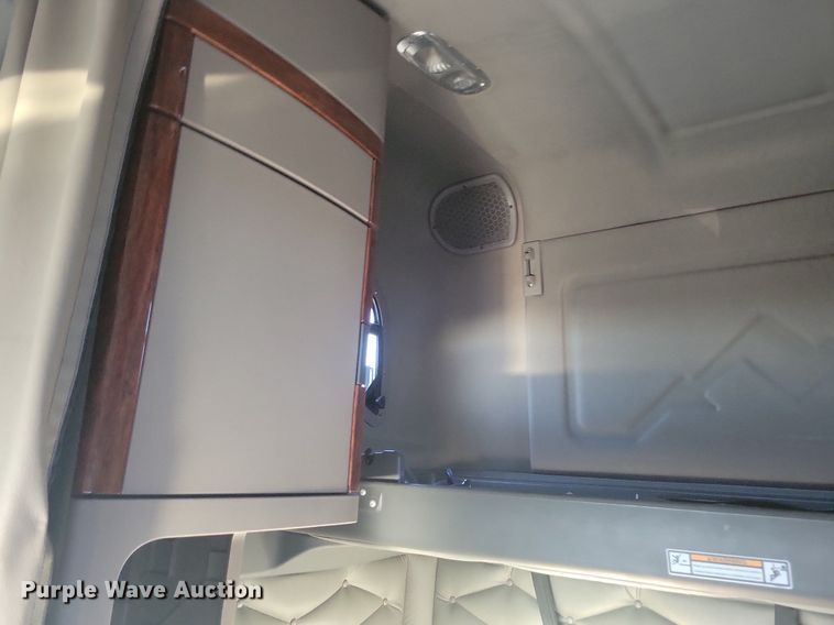 image for item MO9669 2015 Freightliner Cascadia 113  semi truck