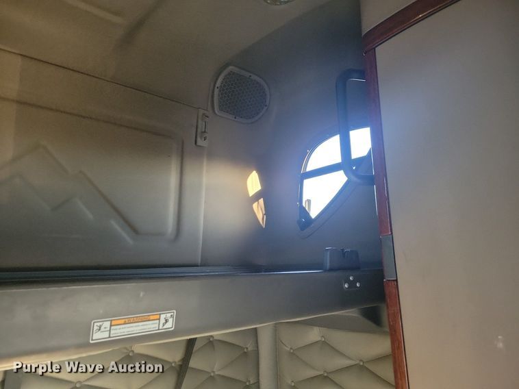 image for item MO9669 2015 Freightliner Cascadia 113  semi truck