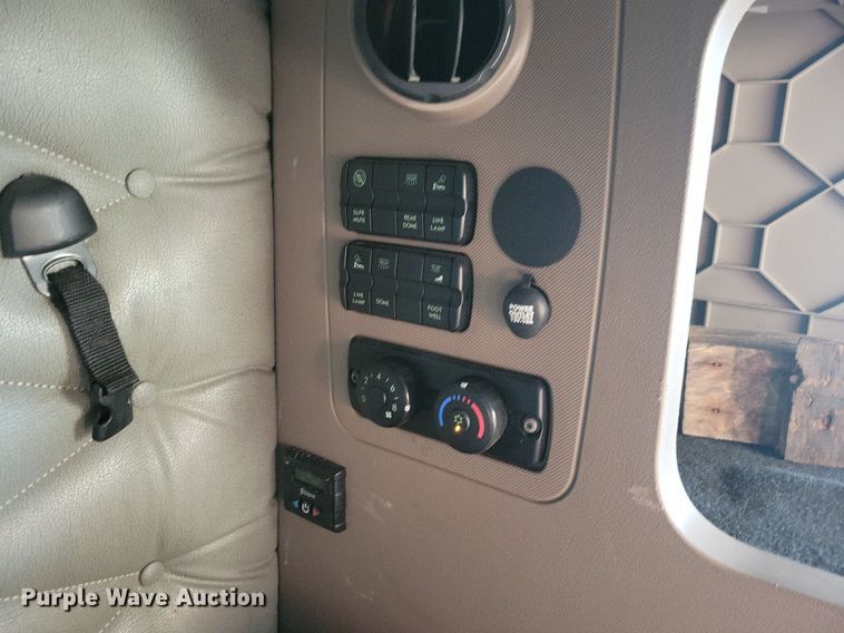 image for item MO9669 2015 Freightliner Cascadia 113  semi truck