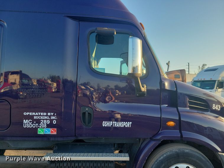 image for item MO9669 2015 Freightliner Cascadia 113  semi truck