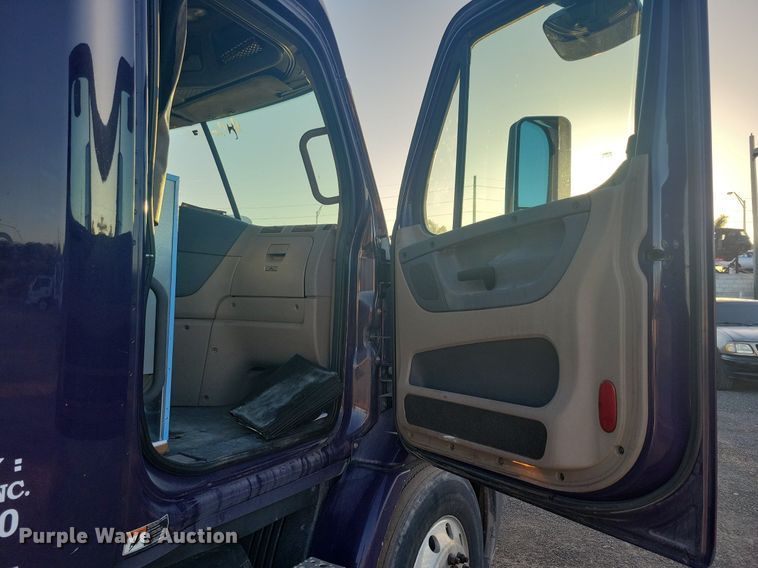 image for item MO9669 2015 Freightliner Cascadia 113  semi truck