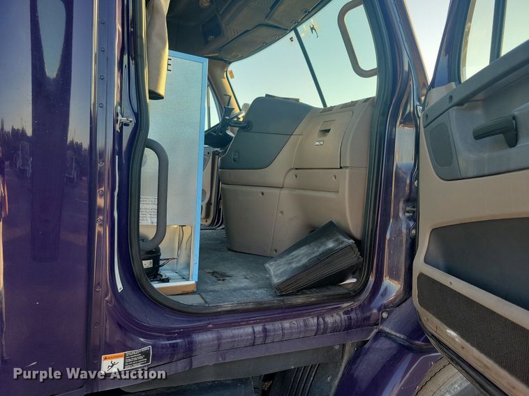 image for item MO9669 2015 Freightliner Cascadia 113  semi truck