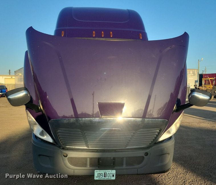 image for item MO9669 2015 Freightliner Cascadia 113  semi truck