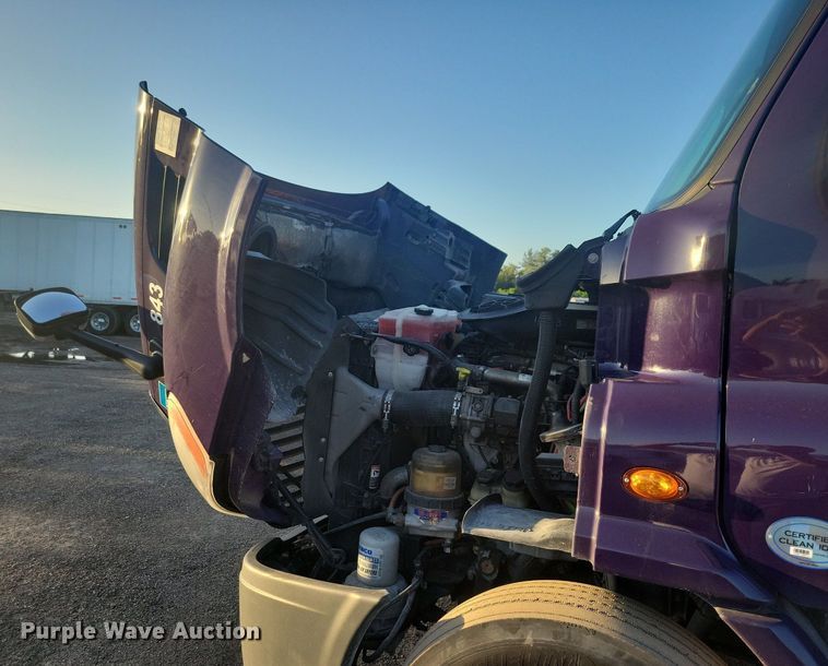 image for item MO9669 2015 Freightliner Cascadia 113  semi truck