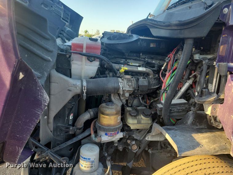 image for item MO9669 2015 Freightliner Cascadia 113  semi truck