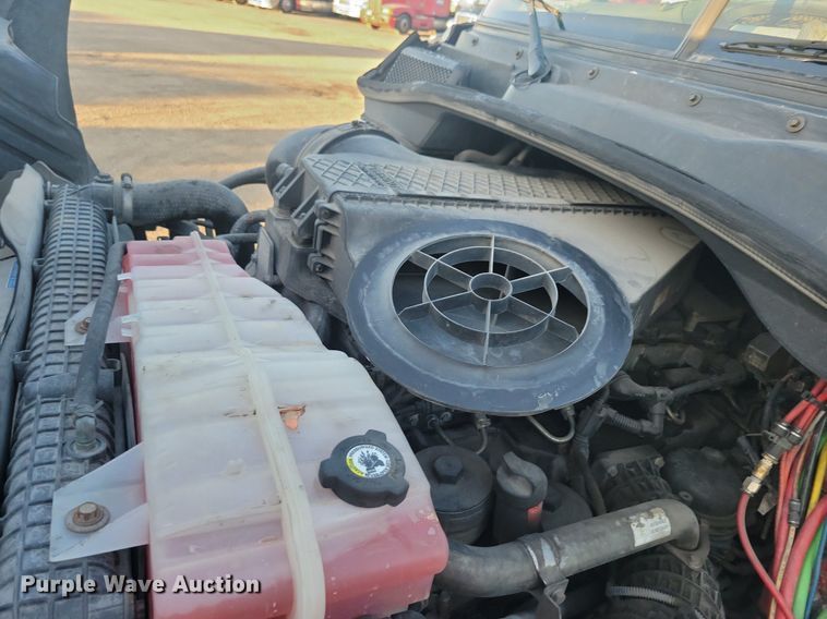 image for item MO9669 2015 Freightliner Cascadia 113  semi truck