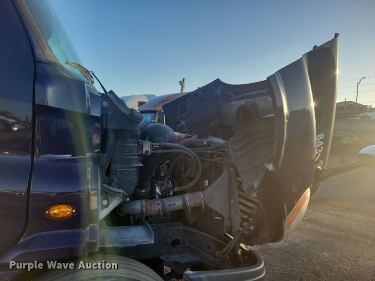 image for item MO9669 2015 Freightliner Cascadia 113  semi truck