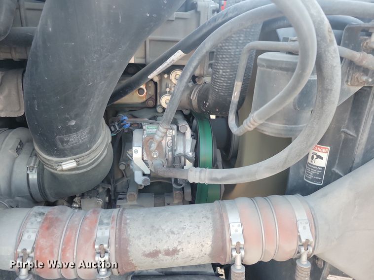 image for item MO9669 2015 Freightliner Cascadia 113  semi truck