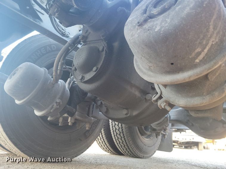 image for item MO9669 2015 Freightliner Cascadia 113  semi truck