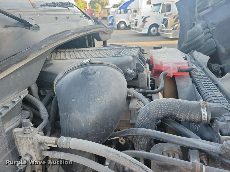 image for item MO9669 2015 Freightliner Cascadia 113  semi truck