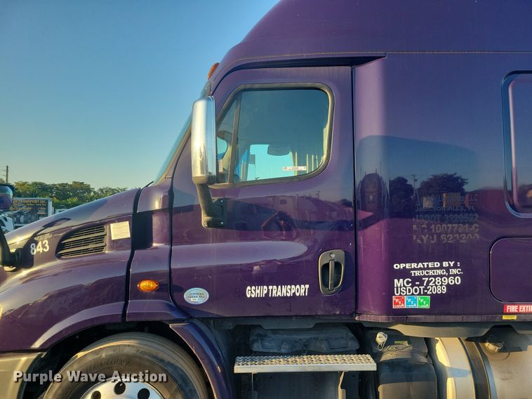 image for item MO9669 2015 Freightliner Cascadia 113  semi truck