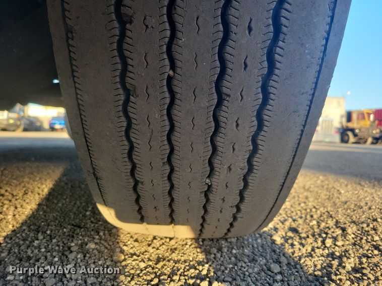 image for item MO9669 2015 Freightliner Cascadia 113  semi truck