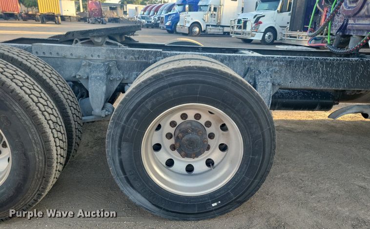 image for item MO9669 2015 Freightliner Cascadia 113  semi truck