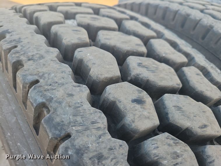 image for item MO9669 2015 Freightliner Cascadia 113  semi truck