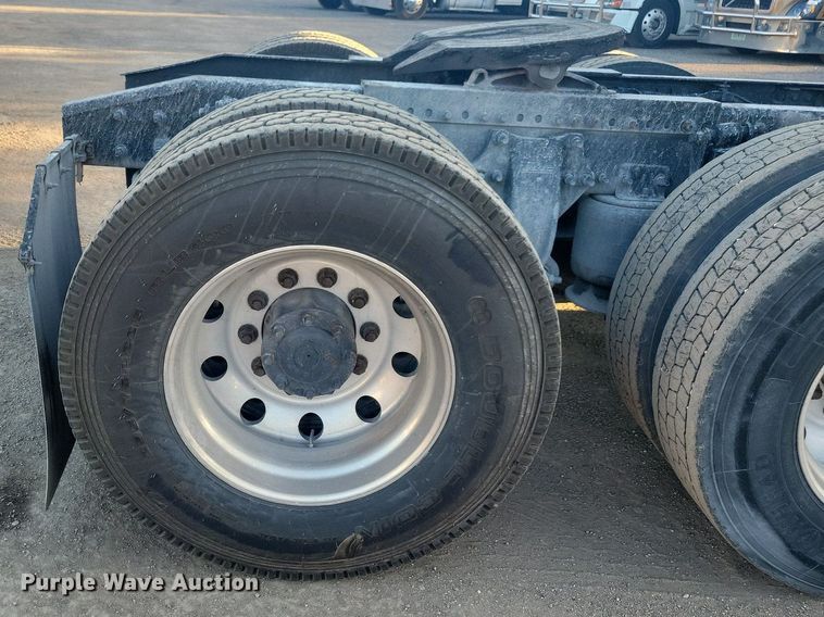 image for item MO9669 2015 Freightliner Cascadia 113  semi truck