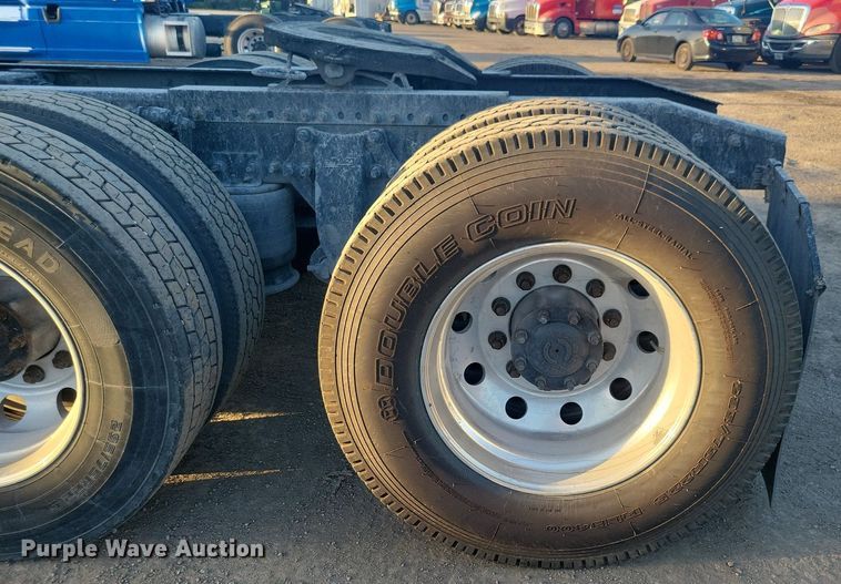 image for item MO9669 2015 Freightliner Cascadia 113  semi truck