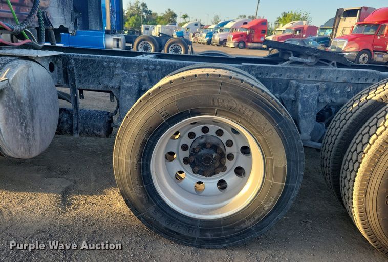 image for item MO9669 2015 Freightliner Cascadia 113  semi truck