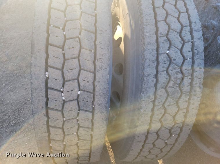 image for item MO9669 2015 Freightliner Cascadia 113  semi truck