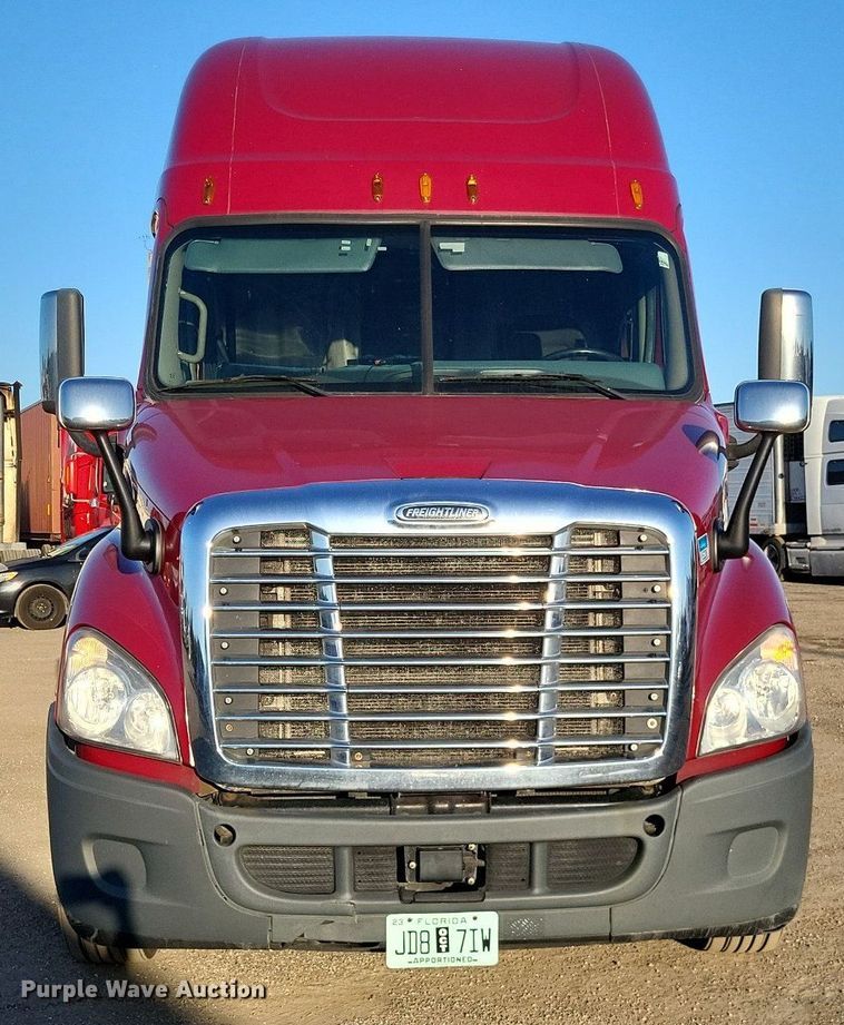 image for item MO9670 2015 Freightliner Cascadia 113  semi truck
